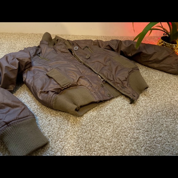 Very warm and Comfy Bomber Jacket!🌨 - Picture 2 of 5